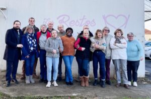 Les bénovoles des Resto du Cœur en compagnie du maire Jonathan WOFSY à droite sur la photo.